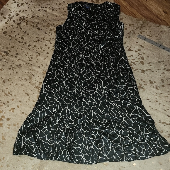 Elegant Black and White Patterned Dress - Picture 1 of 7